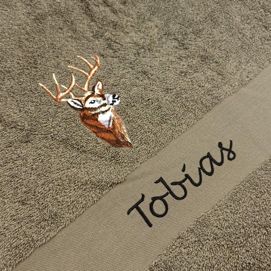 Detailaufnahme hochwertige Stickerei Hirschkopf auf personalisiertem Handtuch