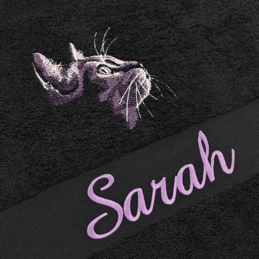 Nahaufnahme der Katzenstickerei mit Namen um die Qualität zu zeigen