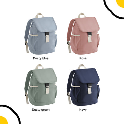 Eine Auflistung den möglichen Farben des Kinder-Rucksackes. Dusty Blue, Rosa, Dusty Green, Navy.