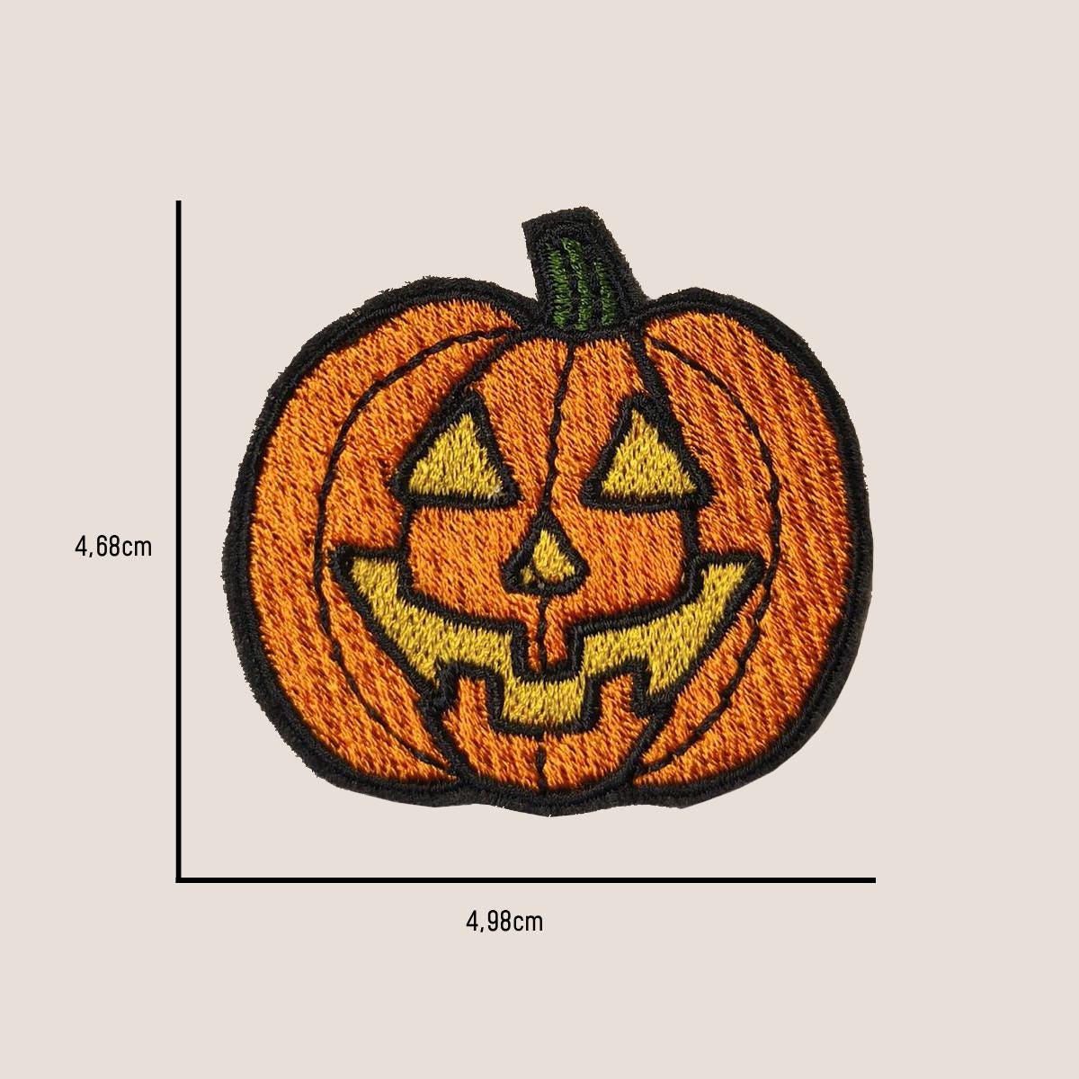 Halloween Kürbis Aufnäher zum Aufbügeln mit Größenbeschreibung auf einem neutralen Hintergrund