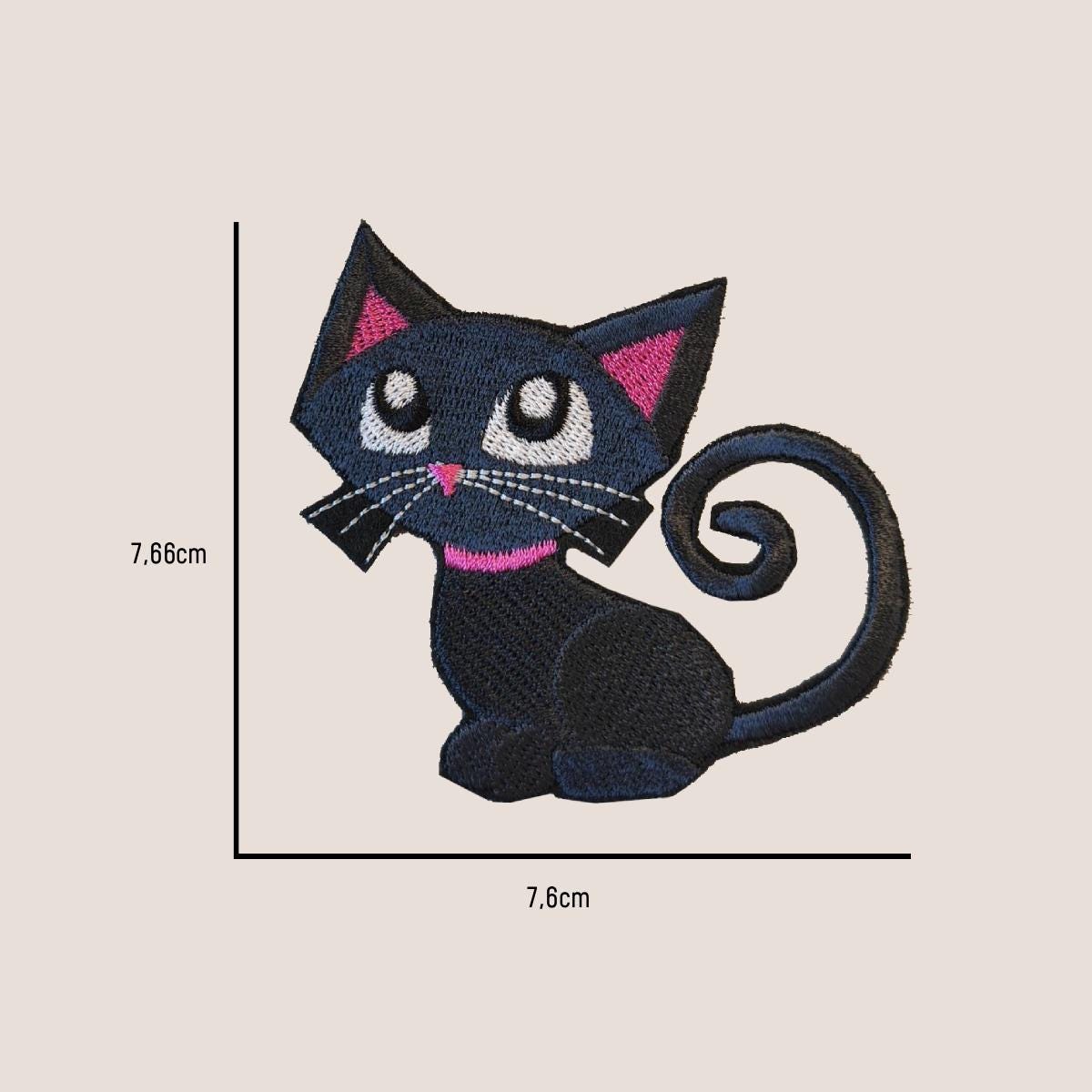 Gestickter schwarzer Katzenaufnäher mit rosa Akzenten an Ohren und Halsband. Die Katze hat große weiße Augen und einen eingerollten Schwanz. Der Aufnäher misst ca. 7,66 cm x 7,6 cm.