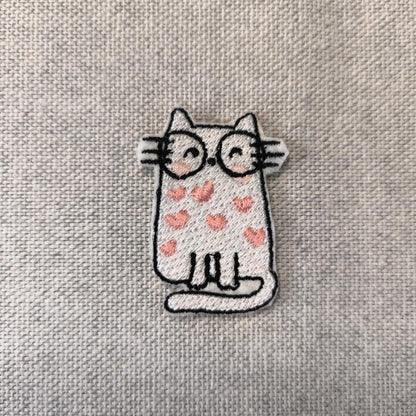 Eine Nahaufnahme des Herzen-Katze Aufnähers.