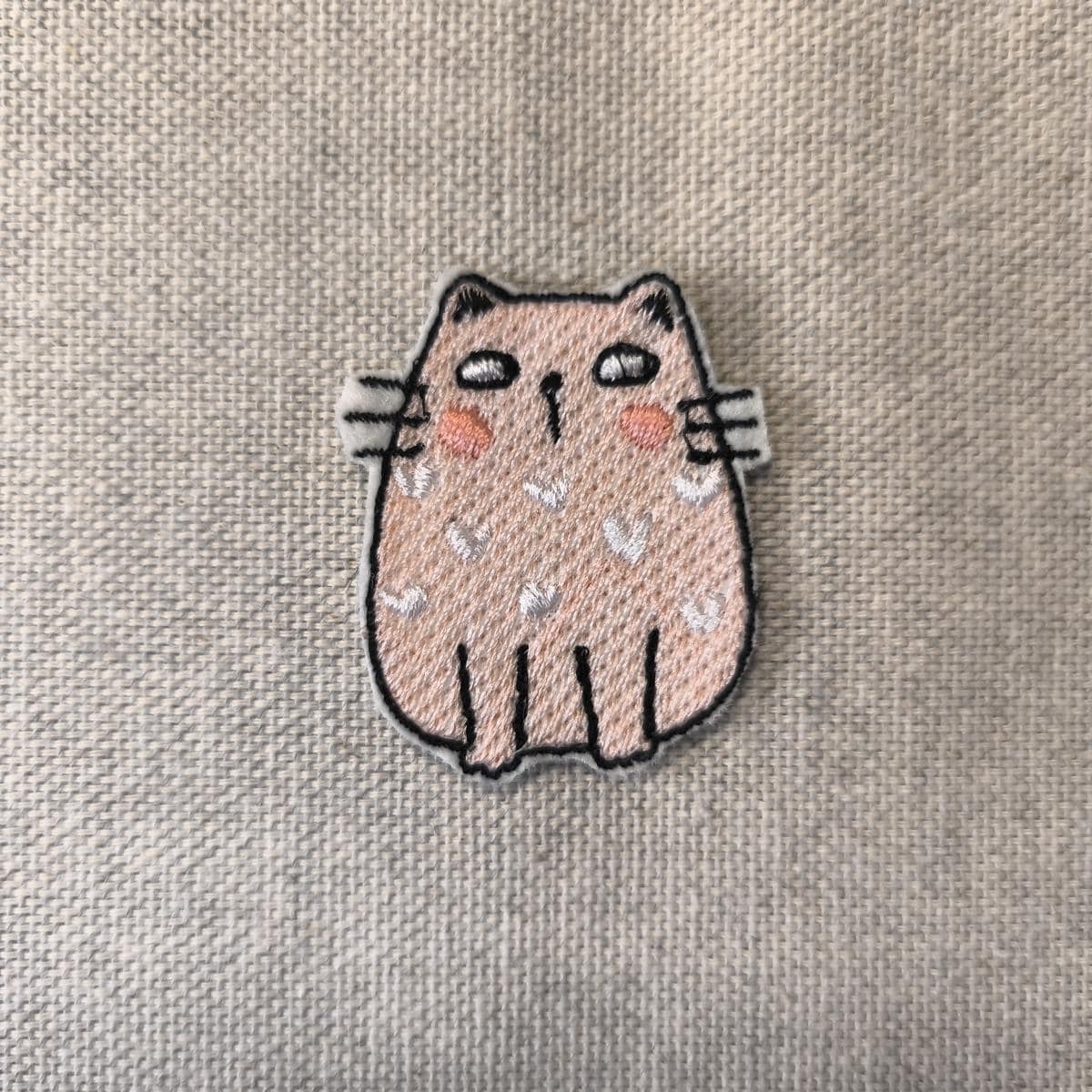 Eine Nahaufnahme des Pinke-Katze Aufnähers.