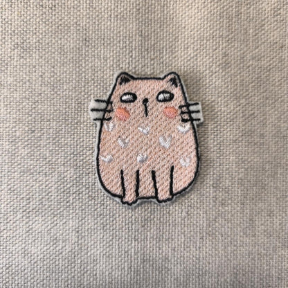 Eine Nahaufnahme des Pinke-Katze Aufnähers.