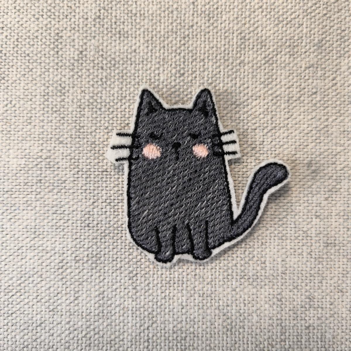 Eine Nahaufnahme des Schwarze-Katze Aufnähers.