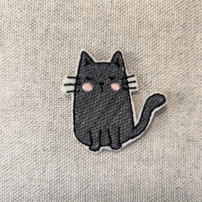 Eine Nahaufnahme des Schwarze-Katze Aufnähers.