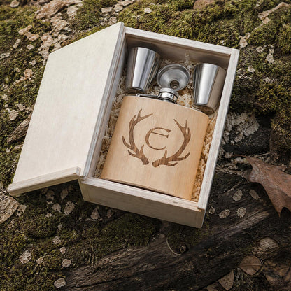 Bambus Flachmann Geschenkset mit Geweih-Gravur und Edelstahlbechern in naturbelassener Pappelholz-Geschenkbox auf Zirbenspänen