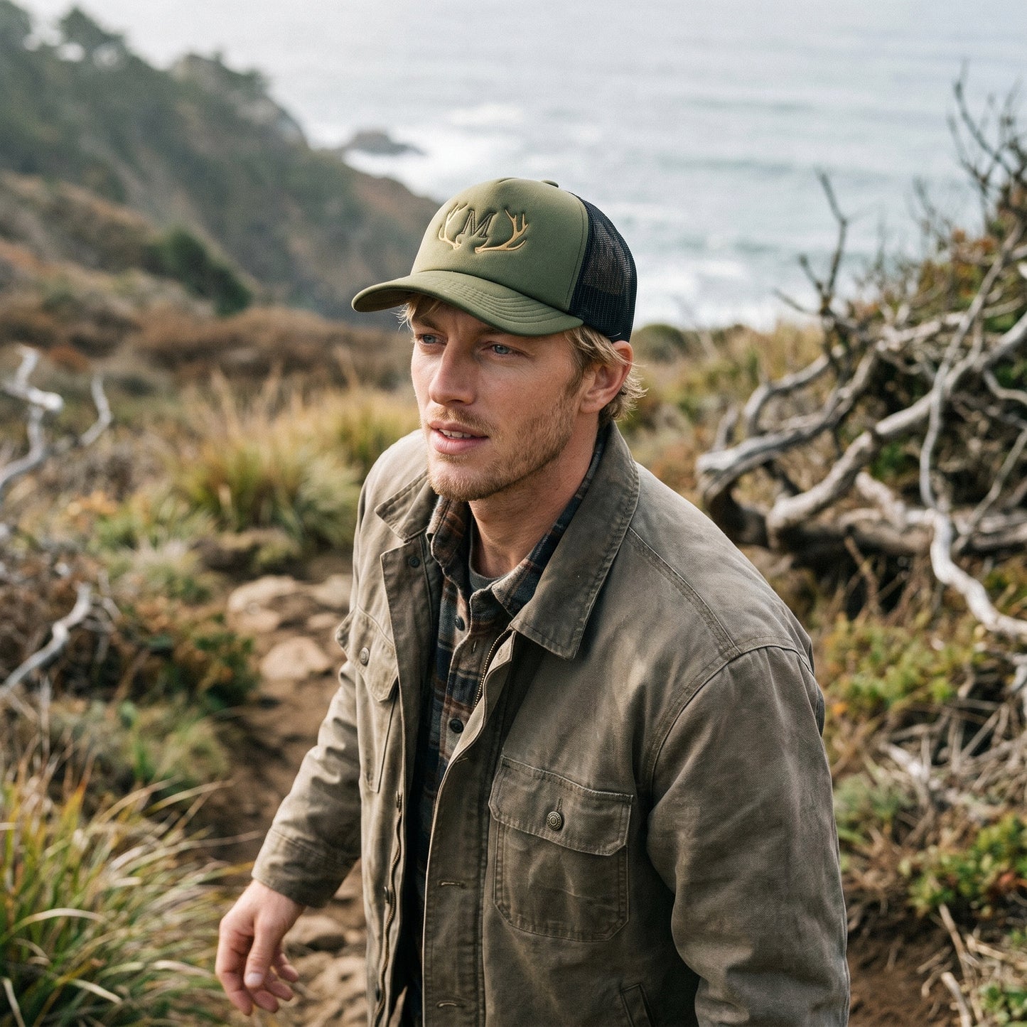 Olivgrünes Trucker Cap auf einem männlichen Modell in der Natur