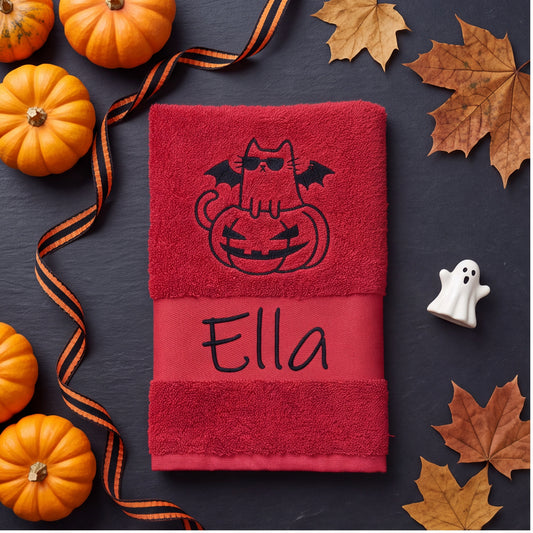 Rotes Halloween-Handtuch bestickt mit Name Ella und einer Katze mit Sonnenbrille und Fledermausflügeln im Kürbis