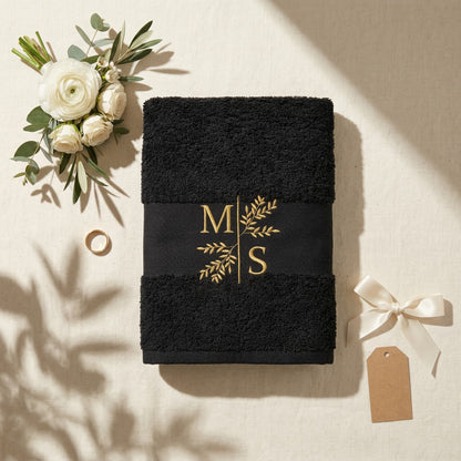 Personalisiertes schwarzes Handtuch mit Initialen und floraler Stickerei