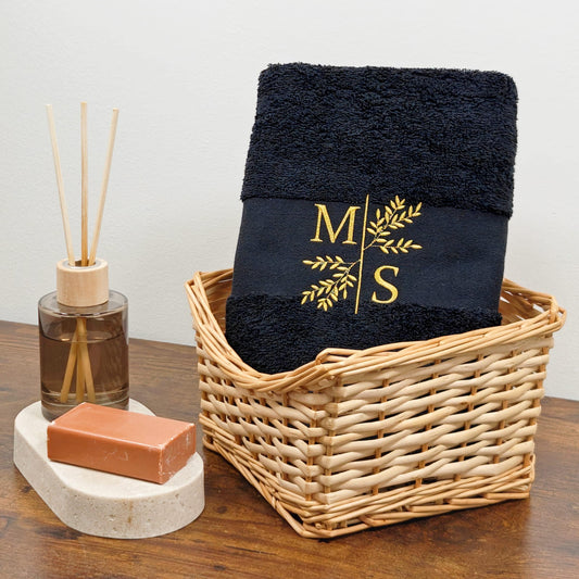 Personalisiertes schwarzes Handtuch mit Initialen und floraler Stickerei